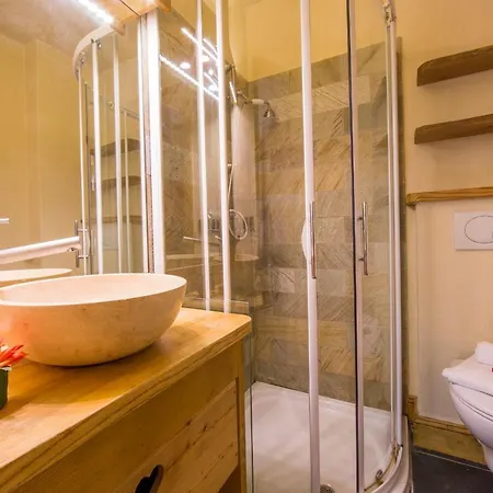 Les Chosalets Chalet Sleeps 8 *